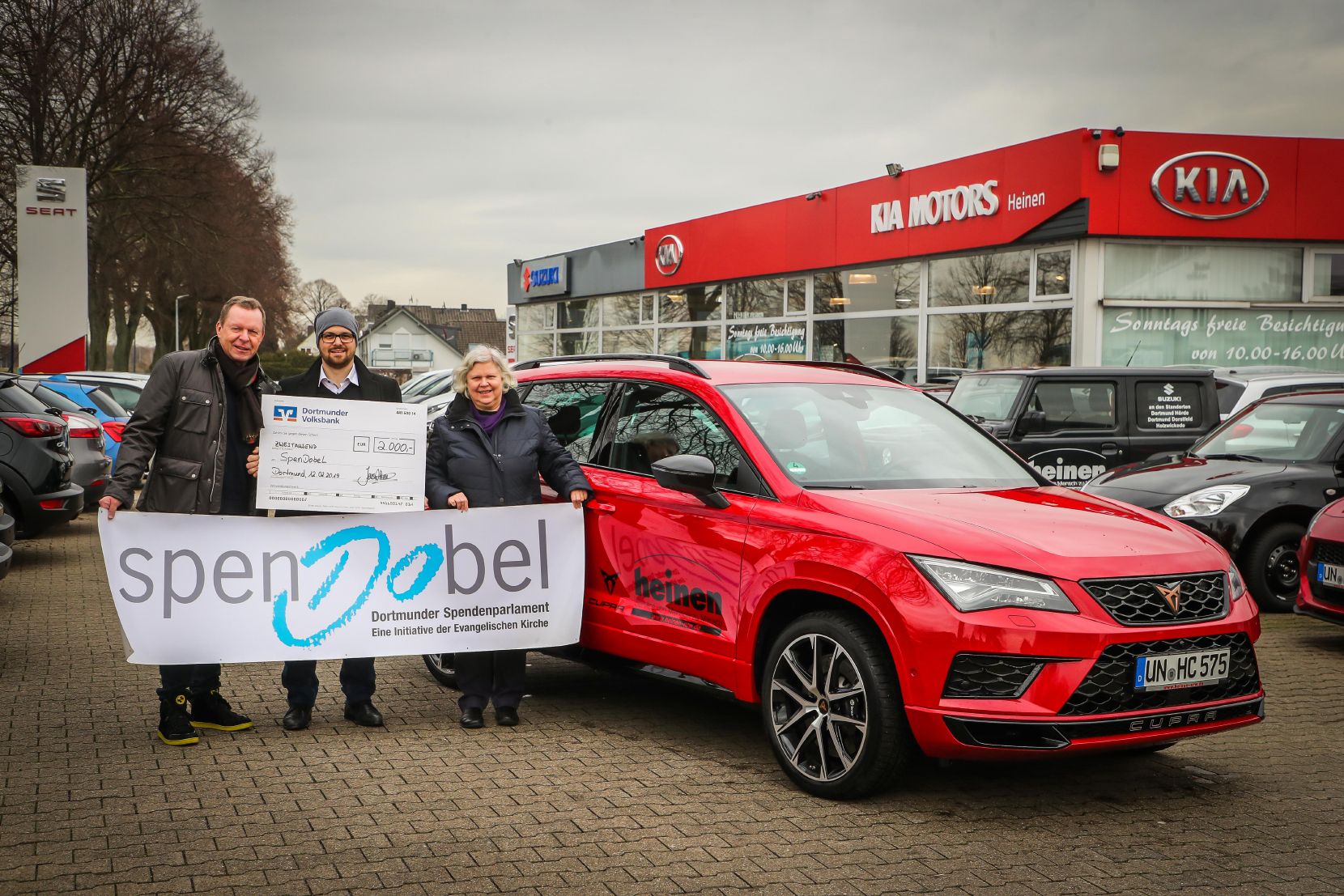 Jens Ahrens (Bildmitte) vom Autocenter Heinen gemeinsam mit Roland Bracht und Barbara Temminghoff von Spendobel bei der Scheckübergabe.