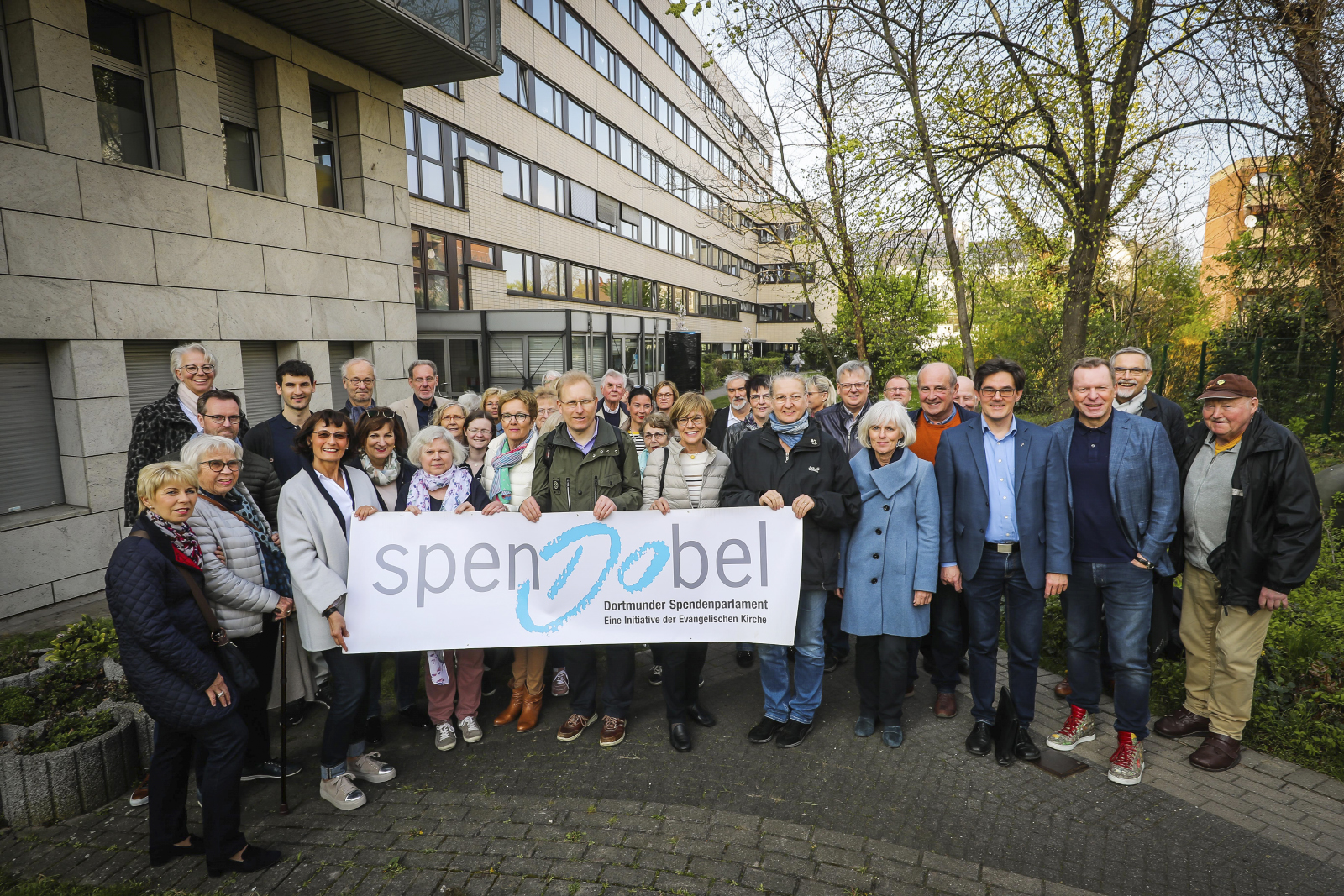 Mitglieder des Dortmunder Spendenparlaments machten sich beim Besuch von drei sozialen Vorhaben schlau über die verschiedenen von ihnen unterstützten Projekte.
