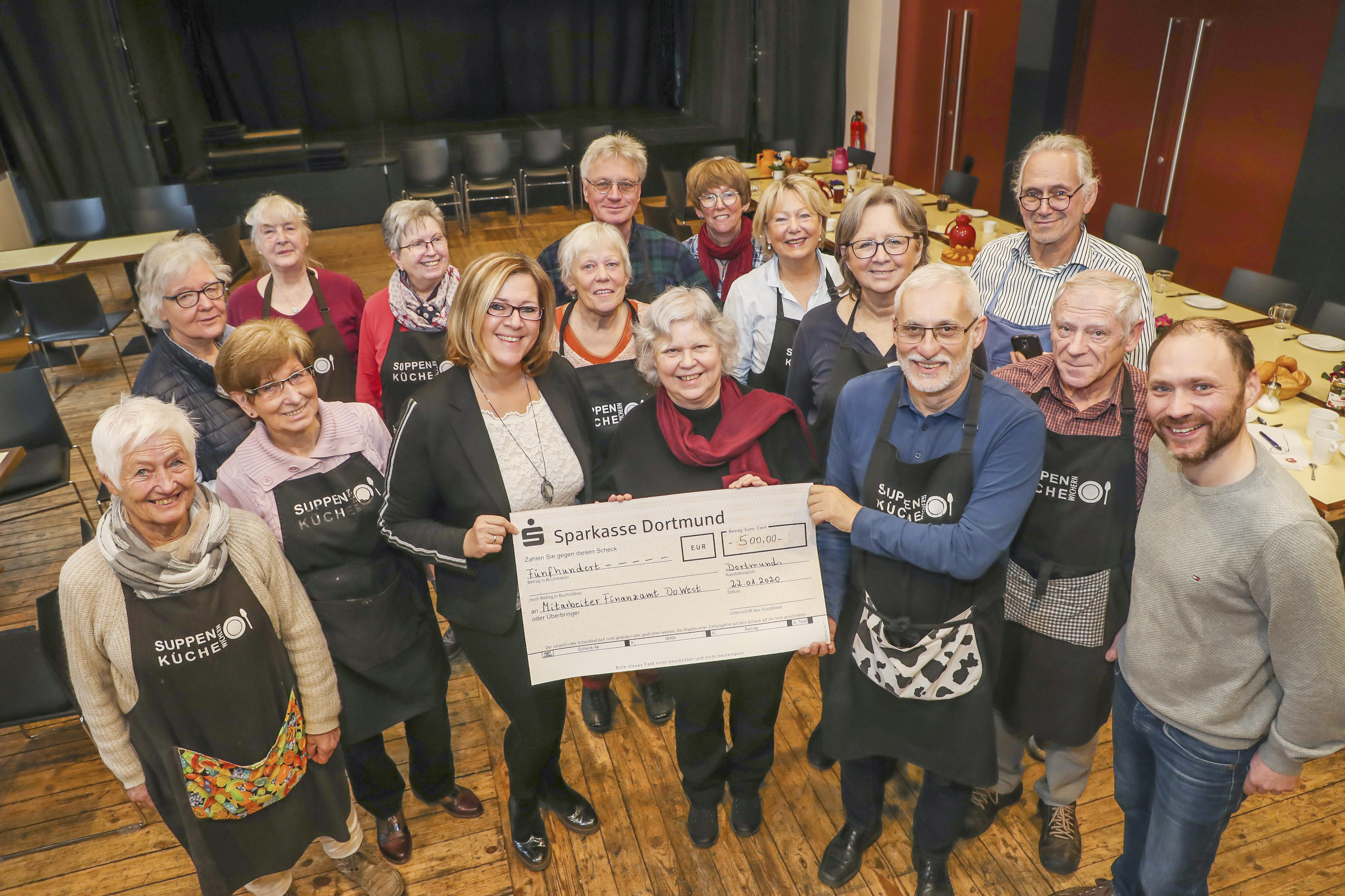 Mit seiner Kollegin Claudia Pohl (dritte von links) überreichte Jens Piepenburg (ganz rechts) den Scheck an die Ehrenamtlichen der Suppenküche Wichern (vierte von rechts Spendobel-Geschäftsführerin Barbara Temminghoff, daneben Ralf Nigmann, Sprecher der Suppenküche).